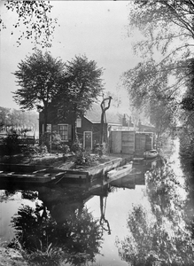 835554 Gezicht op een onbekende boerderij in de stad of provincie Utrecht.